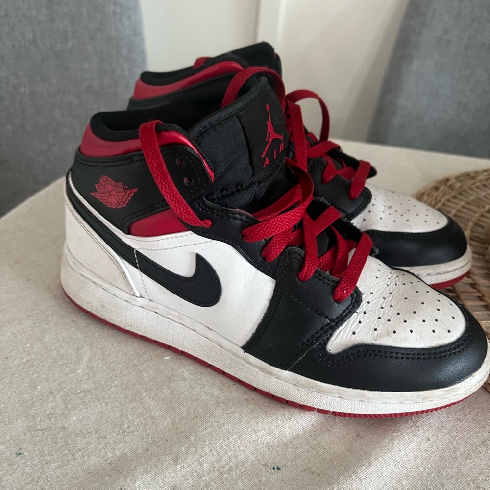 Nike Air Jordan 1 Mid GS Size 5Y Black Toe White Gym Red Black DQ8423-106 shoes